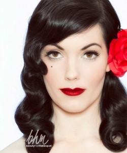 Make up und Haarstyling im Pinup Stil