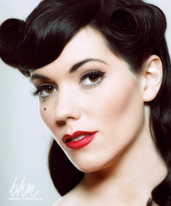 Make up und Haarstyling im Pinup Stil