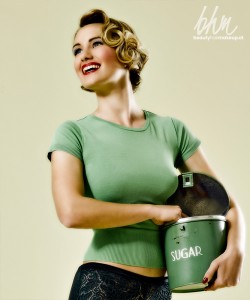 Make up und Haarstyling im Pinup Stil