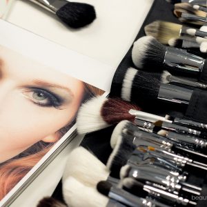 Make-up Artists verwenden Schminkpinsel