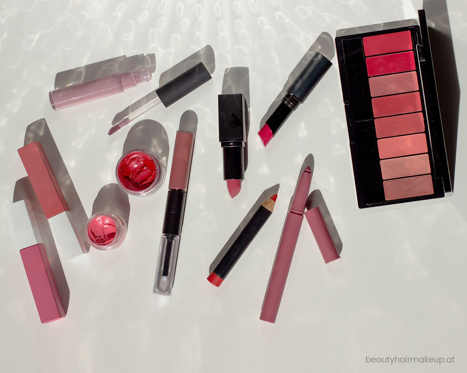 Ein Bild mit verschiedenen Lippenstiften