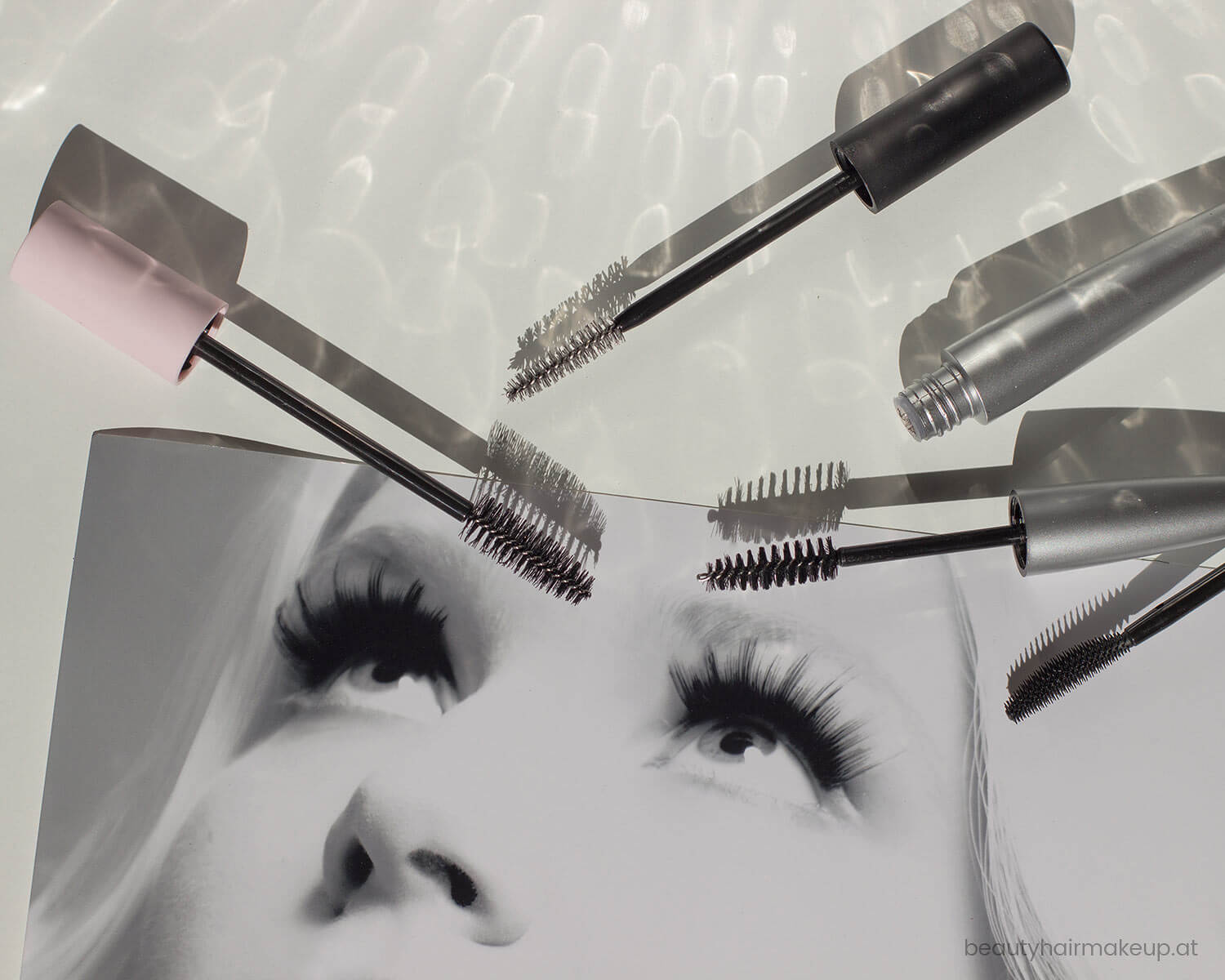 Ein Bild mit Mascaras und Wimperntuschen zum Schminken der Augen.