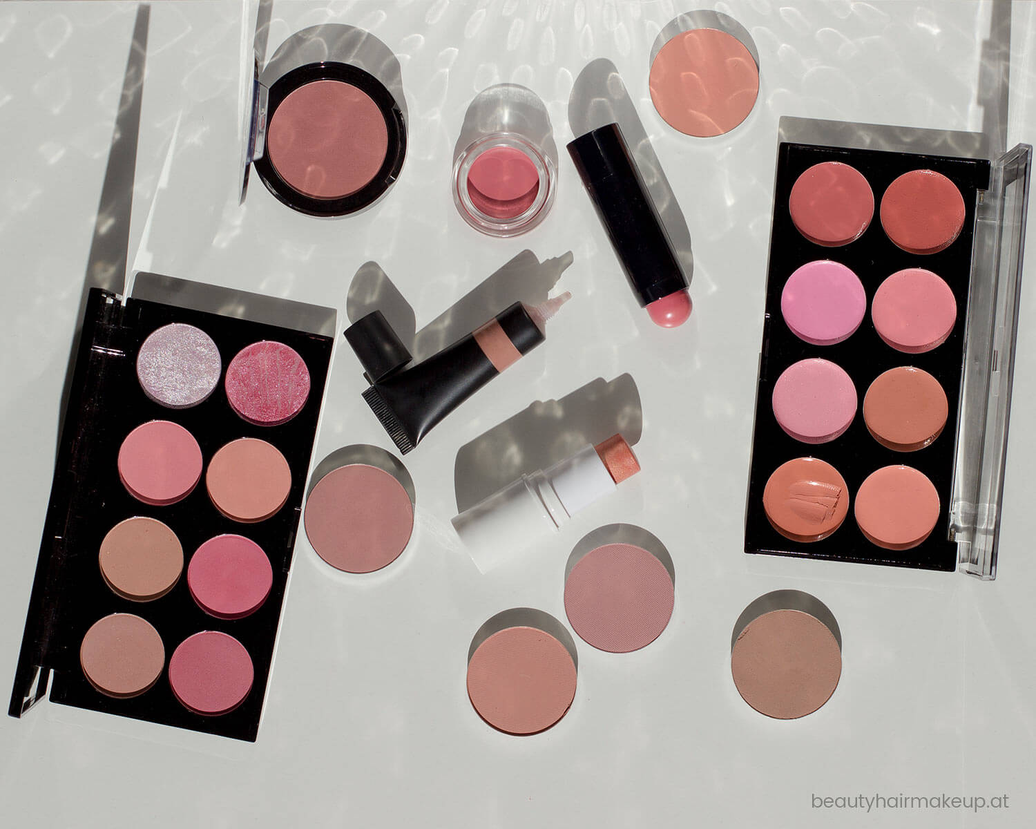 Ein Bild mit Schminkprodukten, Rouge in Puder, Creme und flüssigen Varianten.