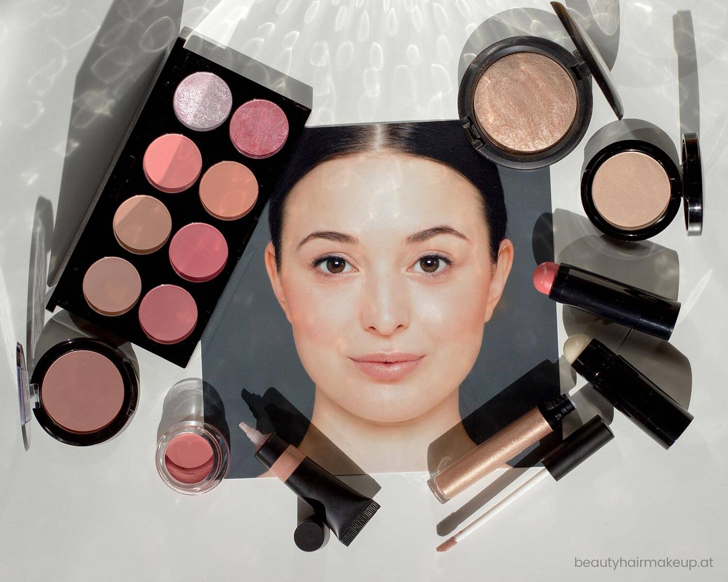 Ein Bild mit verschiedenen Schminkprodukten, Rouge, Highlighter, Schimmer.
